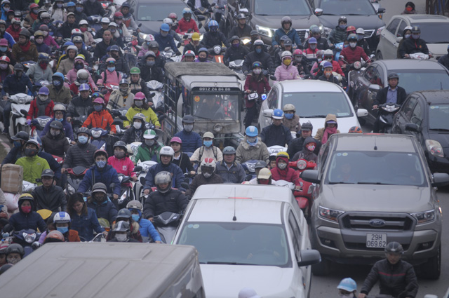 Người Hà Nội chật vật đi làm ngày đầu sau dịp nghỉ Tết Dương